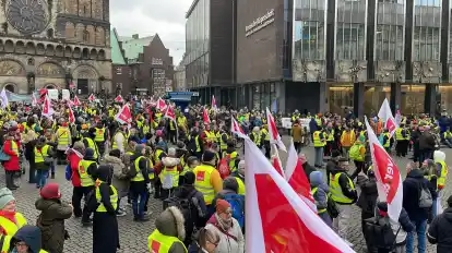 Bremen Hunderte Teilnehmer Fordern Bei Warnstreik Von Verdi Mehr Geld