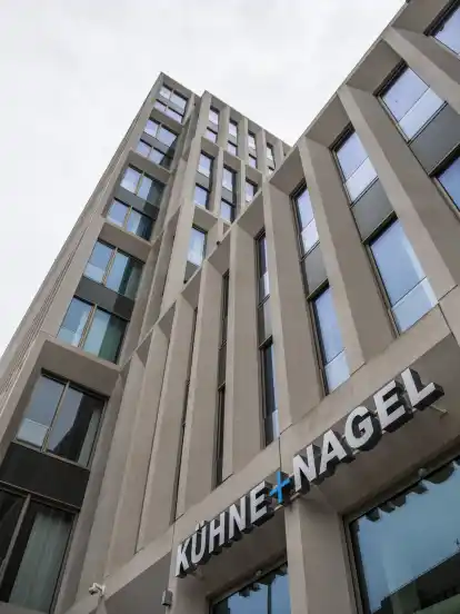 Die Deutschland-Zentrale von Kühne+Nagel in Bremen am Weserufer. Der Gewinn ist bei dem Logistikunternehmen im ersten Quartal eingebrochen.