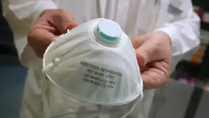 Sogenannte FFP2-Masken filtern Partikel aus der Luft.
