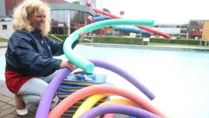 Joanna Rybschläger bringt Kindern in den Sommermonaten Schwimmen bei. Ziel ist es, dass die Kinder am Ende des dritten Schuljahres wenigstens eine Schwimmlage und das Tauchen beherrschen.