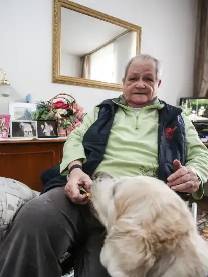 Anke Gosch mit ihrem Hund Pfändungsankündigung wegen 12,50 Euro Hundesteuer