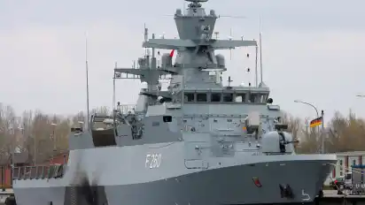Die Korvette "Braunschweig" in Warnemünde. Auch die neuen fünf Schiffe kommen aus der Klasse 130.
