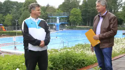 Bademeister Uew Lampe und Samtgemeindebürgermeister Herwig Wöbse (von links) ziehen eine erste positive Bilanz.