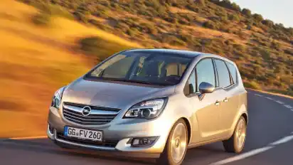 Außen mini, innen Van: Der kleine Opel Meriva bietet seinen Passagieren und deren Gepäck viel Platz. Foto: Opel/dpa-tmn