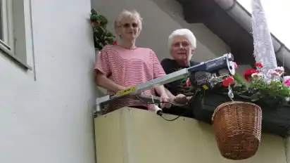 Der Lastenfahrstuhl ist für Renate Poppe (links) und Iris Hamelmann aus Kattenesch eine große Hilfe.