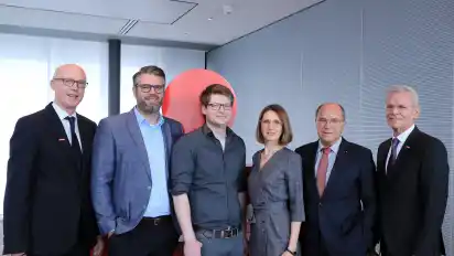 Gratulation an die Preisträger (von links): Handwerkskammer-Präses Thomas Kurzke, Steffen Röhrs, Joona Tim Hellweg, Alesya Fox, Sparkassen-Vorstand Heiko Staroßom und Kammer-Hauptgeschäftsführer Andreas Meyer.