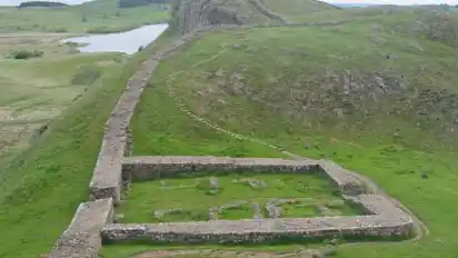 Spuren der Geschichte: In regelmäßigen Abständen gab es am Hadrianswall Wachtürme, von denen die Fundamente oft noch zu sehen sind. Foto: Andreas Heimann/dpa-tmn