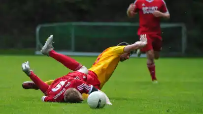 Die Partie war von vielen Fouls und Nickligkeiten geprägt. Hier legte SVB-Akteur Alexander Pelman (gelbes Trikot) den Stenumer Marten Michael.