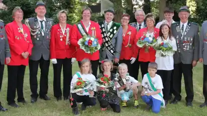 Das neue Königshaus: Obere Reihe von links: Vizepräsident Rainer Rohr, Petra Schriefer, Michael Böhrs, Ines Marsand, Königin Ute Diekmann-Wellbrock, König Wilfried Schröder, Patrizia Volkmann, Jürgen Wollenberg, Ingrid Brodtmann, Jugendkönig Darius Adler, Jugendkönigin Julia Redmann, Hans-Heinrich Hartmann und der 1. Schützenmeister Tobias Maak. Untere Reihe von links: Vivien Lutat, Metta Tuschinski, Jannik Thobaben und Gerrit Schwarz. IMA ·
