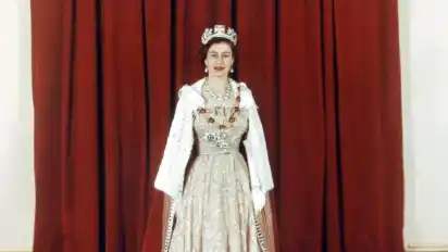 Queen Elizabeth II. in feierlichem Ornat am Tag ihrer Krönung. Foto: dpa