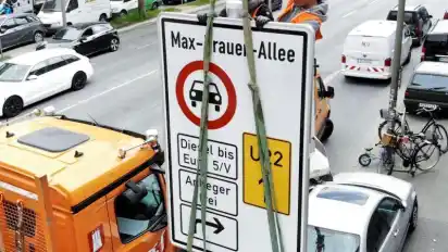 Ein Fahrverbotsschild für Fahrzeuge mit Diesel-Motor bis Euro5 wird an der Zufahrt zur Max-Brauer-Allee in Hamburg aufgehängt. Foto: Daniel Bockwoldt