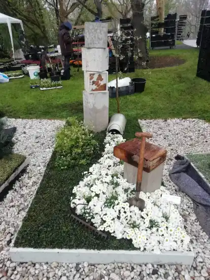 Zwei Floristinnen der Gärtnerei Henry Claussen in Vegesack haben bei der Bundesgartenschau in Heilbronnim Jahr 2019 für die Gestaltung eines Mustergrabs drei Goldmedaillen bekommen.