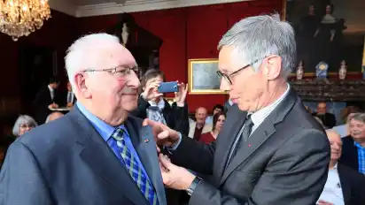 Kurt Nelhiebel erhält das Bundesverdienstkreuz. Carsten Sieling überreicht es ihm.