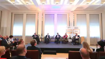 Arbeitgeberpräsident Ingo Kramer (links) diskutiert in der Bremer Handelskammer mit WTO-Vize-Direktor Karl Brauner, mit USA-Handelsexpertin Freya Lemcke und mit DGB-Chef Reiner Hoffmann - moderiert von Matthias Wachter (Mitte), Bundesverband der Deutschen Industrie.