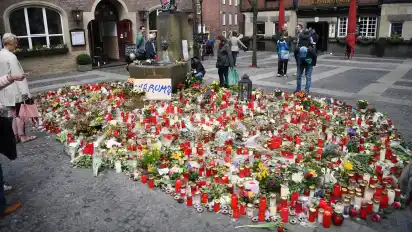 Eine Woche nach der Amokfahrt standen ein Schild, Blumen und Kerzen vor dem Restaurant «Grosser Kiepenkerl» in Münster.
