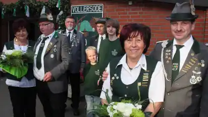 Stefan Monsees (von rechts) und Gerda Lühmann sind das neue Königspaar in Vollersode – Erika Grotheer (von links) und Werner Mollenhauer wurden Vizekönigspaar. Im Hintergrund: Präsident Udo Klotzbach, Niklas Lütjen, Finn Wohltmann und Daniel Monsees. VDO·