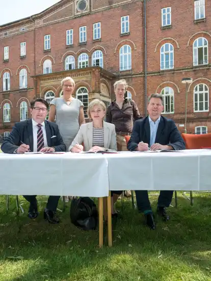 Von links: Florian Kommer, der Geschäftsführer der Grundstücksentwicklung Klinikum Bremen-Mitte, Gesundheitssenatorin Eva Quante-Brandt, Geno-Geschäftsführerin Jutta Dernedde, Hellena Harttung (Ortsamtsleiterin Mitte/Östliche Vorstadt) und Joachim Lohse (Bausenator).