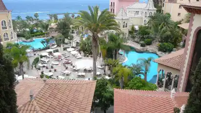 Traumurlaub mit Problemen: Zahlreiche Touristen sitzen nach der Pleite von Thomas Cook an ihren Urlaubsorten fest - darunter auch ein Ehepaar aus Bremen auf Teneriffa.