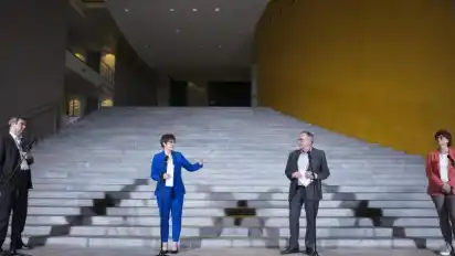 Markus Söder (CSU, l-r), Ministerpräsident von Bayern, Annegret Kramp-Karrenbauer, Vorsitzende der CDU, Norbert Walter-Borjans, Vorsitzender der SPD, und Saskia Esken, Vorsitzende der SPD, sprechen nach der Sitzung zu Journalisten. Foto: Markus Schreiber/AP POOL/dpa