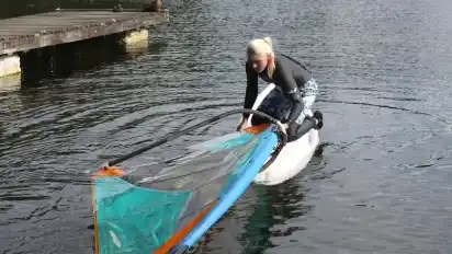 Unsere Mitarbeiterin Carolin Scholz und der Kampf mit der Rigg gegen die Windböen.