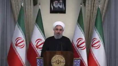 Nach dem Ausstieg der USA aus dem Atomabkommen mit dem Iran hält Präsident Hassan Ruhani zunächst an der Vereinbarung fest.
