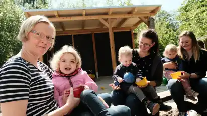 Das Krippenteam Claudia Marischen, Merle Leberecht und Katharina Egorov (von links) vor der neuen Wetterhütte. Die Erzieherinnen freuen sich, dass sie mit dem neu gestalteten Außengelände ihr naturnahes Konzept auch weiterhin umsetzen können.
