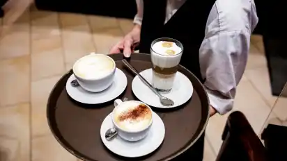 Wer in einem Hotel oder der Gastronomie arbeitet, dem wird in Bremen ein neuer Mindestlohn garantiert.