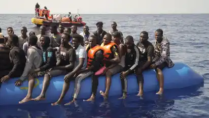 Migranten harren auf einem Schlauchboot aus. Das Rettungsschiff «Ocean Viking» hat vor kurzem im Mittelmeer 109 Bootsflüchtlinge an Bord genommen.