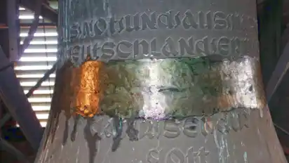 Unbekannte hatten ein Hakenkreuz von der Kirchenglocke im Dorf Schweringen abgeflext. Dadurch war die Glocke unbrauchbar geworden. Jetzt soll sie nach erfolgter Neugestaltung wieder erklingen.