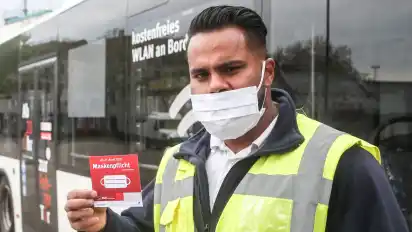 Gurpreet Singh verteilt BSAG-Infos zur Maskenpflicht in Bussen.