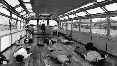 Große Nachfrage: Yoga-Interessierte machen auf dem Schiff erst ihre Entspannungsübungen und genießen danach die Stimmung auf der Alster.