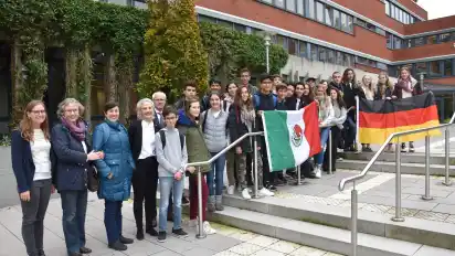 Die mexikanische Schülergruppe mit Landrat Hermann Luttmann und den Lehrkräften Frauke Brieger, Ulrike Lützen, Andrea Rojas Rosas und Lena Fleschhut vor dem Rotenburger Kreishaus.