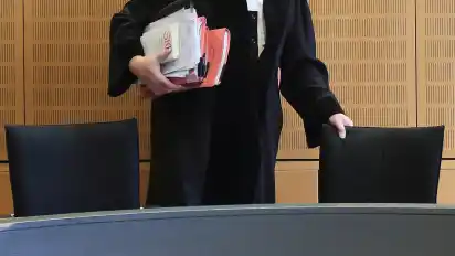 Laut Staatsanwaltschaft habe einer der Angeklagten sich mit einem Türsteher gestritten und ihn mit einem Messer eine sieben Zentimeter lange Narbe im Gesicht zugefügt.
