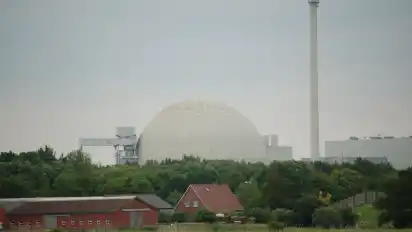 Die Abfälle aus dem 2011 abgeschalteten Kernkraftwerk Unterweser sollen jetzt auf der Deponie Käseburg gelagert werden können.