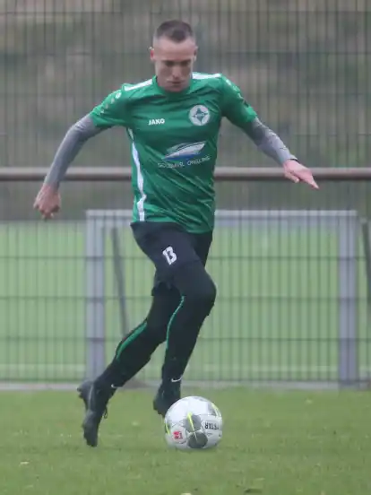 Julian Kubicek war von den gegnerischen Abwehrreihen oft nur schwer zu halten. Er erzielte für den 1. FC Burg in 18 Partien 21 Treffer und trug damit maßgeblich zum direkten Durchmarsch der Mannschaft von Trainer Sascha Steinbusch in die Fußball-Landesliga bei.