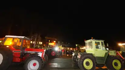 Mit mehreren Dutzend Treckern besetzten Landwirte den Platz vor dem Ganderkeseer Rathaus.