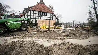 Auf Sand gebaut: Das Fundament für den Anbau bei Tietjens Hütte kann dank langer Stelzen unterhalb der Moorschicht Grund finden.