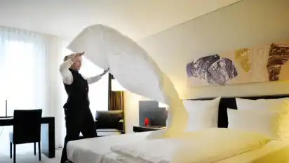 Der Hotel- und Gaststättenbereich gilt als klassischer Niedriglohnsektor. 2018 wurde in dieser Branche für Bremen ein Tarifvertrag für allgemeinverbindlich erklärt, seither sind mehr Beschäftigte besser vor Lohndumping geschützt.