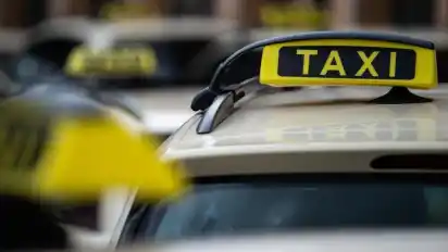 Taxen stehen am Bahnhof Kassel-Wilhelmshöhe. Das klassische Taxigewerbe geht nun im Streit um eine Reform auf neue Anbieter zu. Foto: Swen Pförtner/dpa