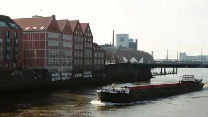 Die ehemaligen Packhäuser auf der Weserinsel sind für das frühere Stadtbild typisch. Heute beherbergt die Weserburg moderne Kunst.
