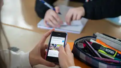 Smartphones in Schulen? Der Erziehungswissenschaftler Klaus Zierer sagt, Schulen sollten handyfreie Zonen haben.
