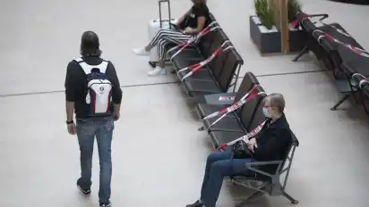 Abgesperrte Sitzplätze und nur hier und da ein paar Reisende: der Flughafen Bremen Anfang der Woche.