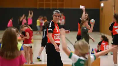Beim Aktionstag Handball trainierten Vereinsmitglieder der HSG LiGra Schülerinnen und Schüler der Grundschule Grasberg. Meike Teske vom Damenteam machte der Job sichtlich Spaß.