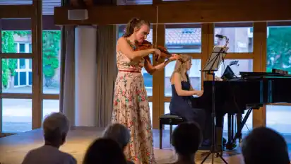 Violinistin Ksenia Dubrovskaya kommt nach Thedinghausen. Im Erbhof tritt sie mit Dmitry Demyashkin auf (kleines Bild).
