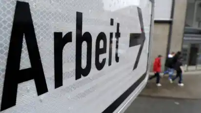 Viele Abgänger mit Fluchthintergrund stehen im Sommer vor dem Übergang von der Schule in Ausbildung, Beschäftigung oder Beruf.