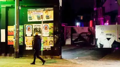 Die Anwohner des Viertels beklagen, dass die Müllentsorgung an der Mauer der Helenenstraße noch immer nicht gelöst ist.