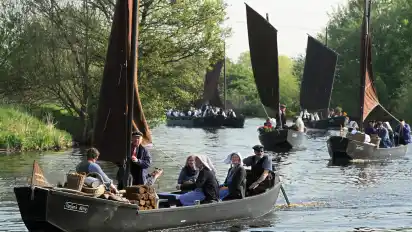 Eine Armada, bestehend aus schwarzen Booten mit braunen Segeln, fährt alle drei Jahre zwischen Worpswede und der Einmündung in die Wümme.