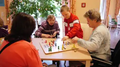 Das Sozialressort will darüber beraten, ob längere Besuchszeiten in Bremer Heimen möglich gemacht werden sollen.