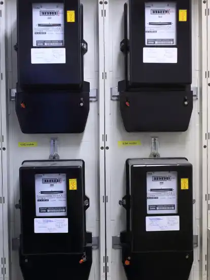 Zwei gleiche Stromzähler hängen nebeneinander. Doch beim Zähler links kann der Strom günstiger sein als beim Zähler rechts, weil die Anbieter unterschiedlich sind.