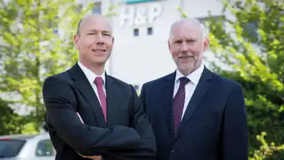 Die Bremer Reederei Harren & Partner mit den beiden Geschäftsführern Martin Harren (49) (links) und Peter Harren (75) ist weltweit aktiv, die Unternehmer wollen am Hauptsitz Bremen aber auch in Zukunft festhalten.